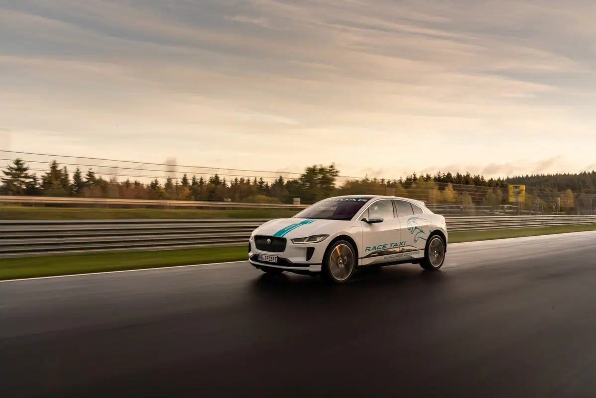 Jaguar I-Pace: taxi elettrico per un giro al Nürburgring (3)