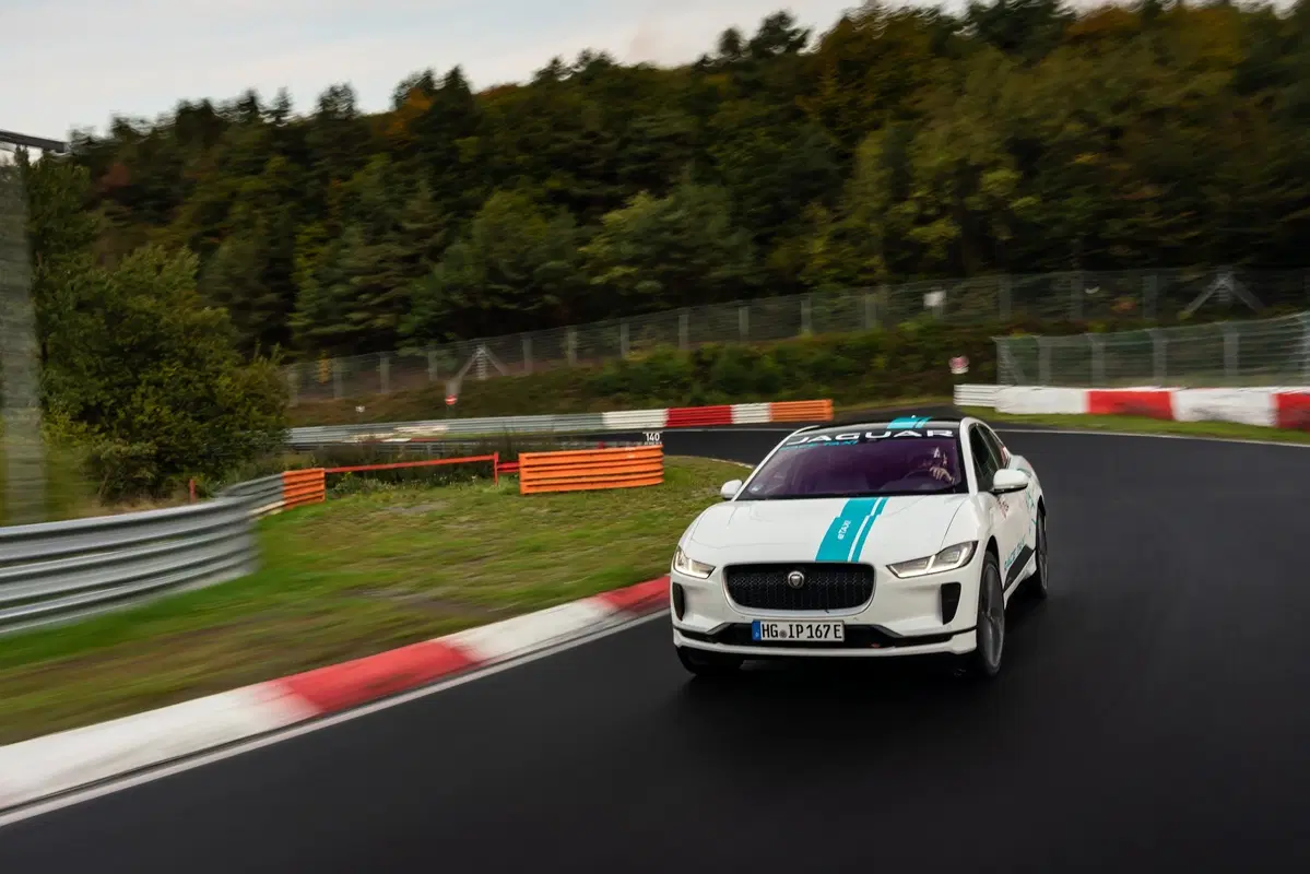 Jaguar I-Pace: taxi elettrico per un giro al Nürburgring (6)