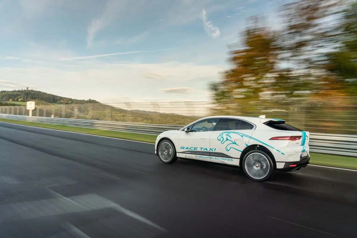 Jaguar I-Pace: taxi elettrico per un giro al Nürburgring (8)