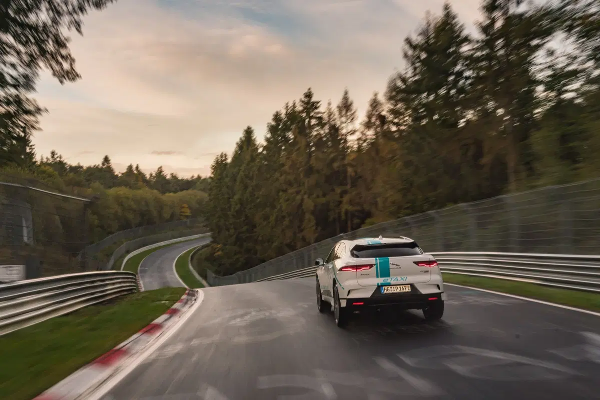 Jaguar I-Pace: taxi elettrico per un giro al Nürburgring (5)