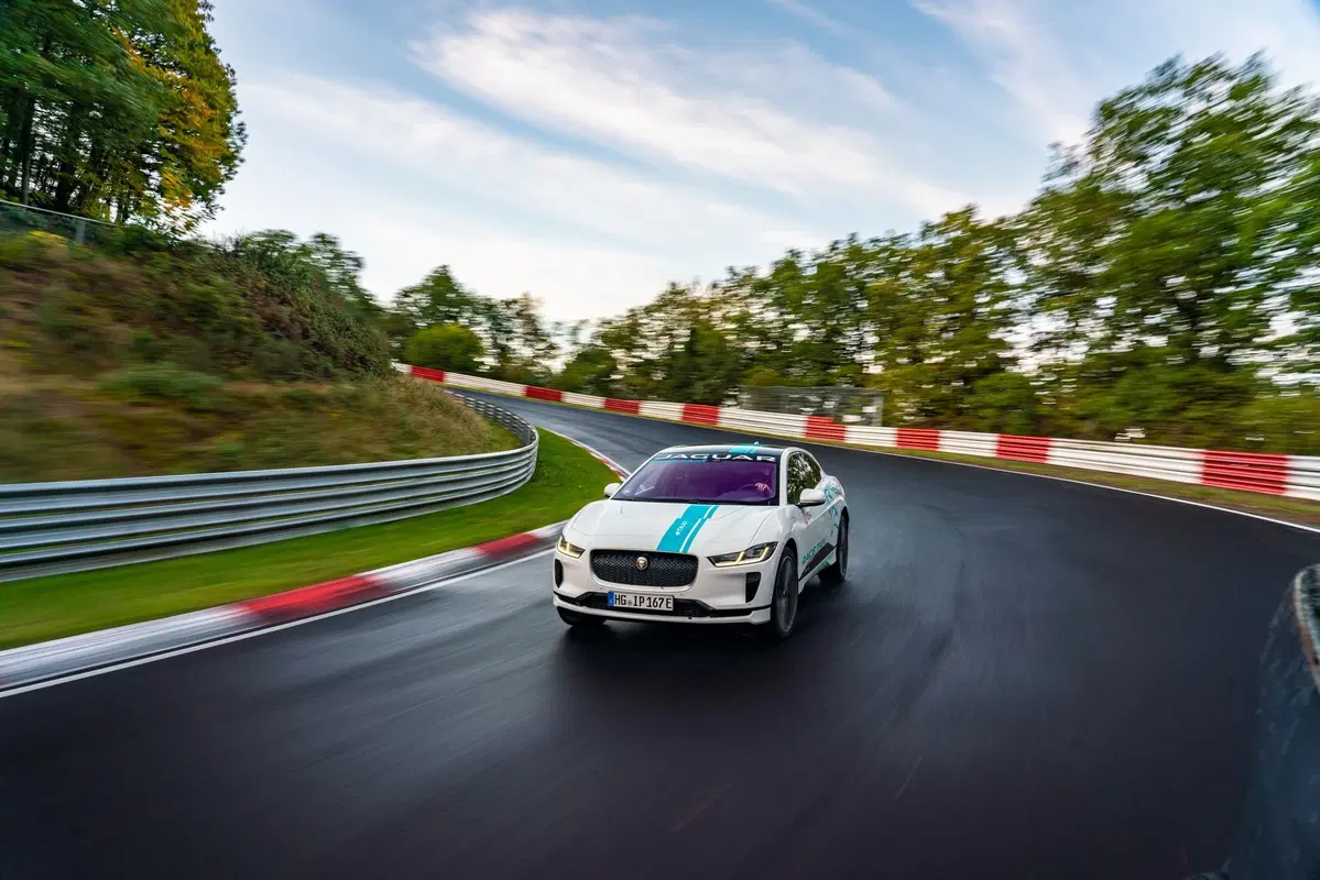 Jaguar I-Pace: taxi elettrico per un giro al Nürburgring (9)