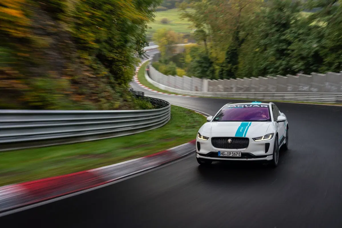 Jaguar I-Pace: taxi elettrico per un giro al Nürburgring (4)