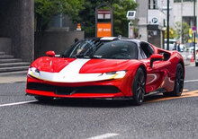 Ferrari SF90 Stradale | Bellissima sulle strade del Giappone con Binotto e Leclerc