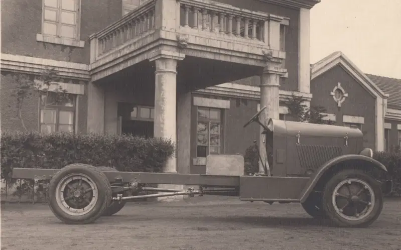 Il Minsheng 75 del 1931 &egrave; il primo veicolo a motore interamente cinese della storia. Fu ideato dall'ingegnere americano Daniel F. Myers