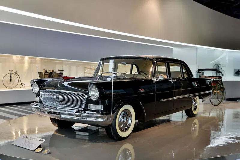 La Hongqi CA72 &egrave; stata la prima auto cinese. Hongqi &egrave; il marchio che rifornisce ancora oggi gli alti funzionari statali