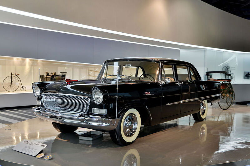 La Hongqi CA72 &egrave; stata la prima auto cinese. Hongqi &egrave; il marchio che rifornisce ancora oggi gli alti funzionari statali