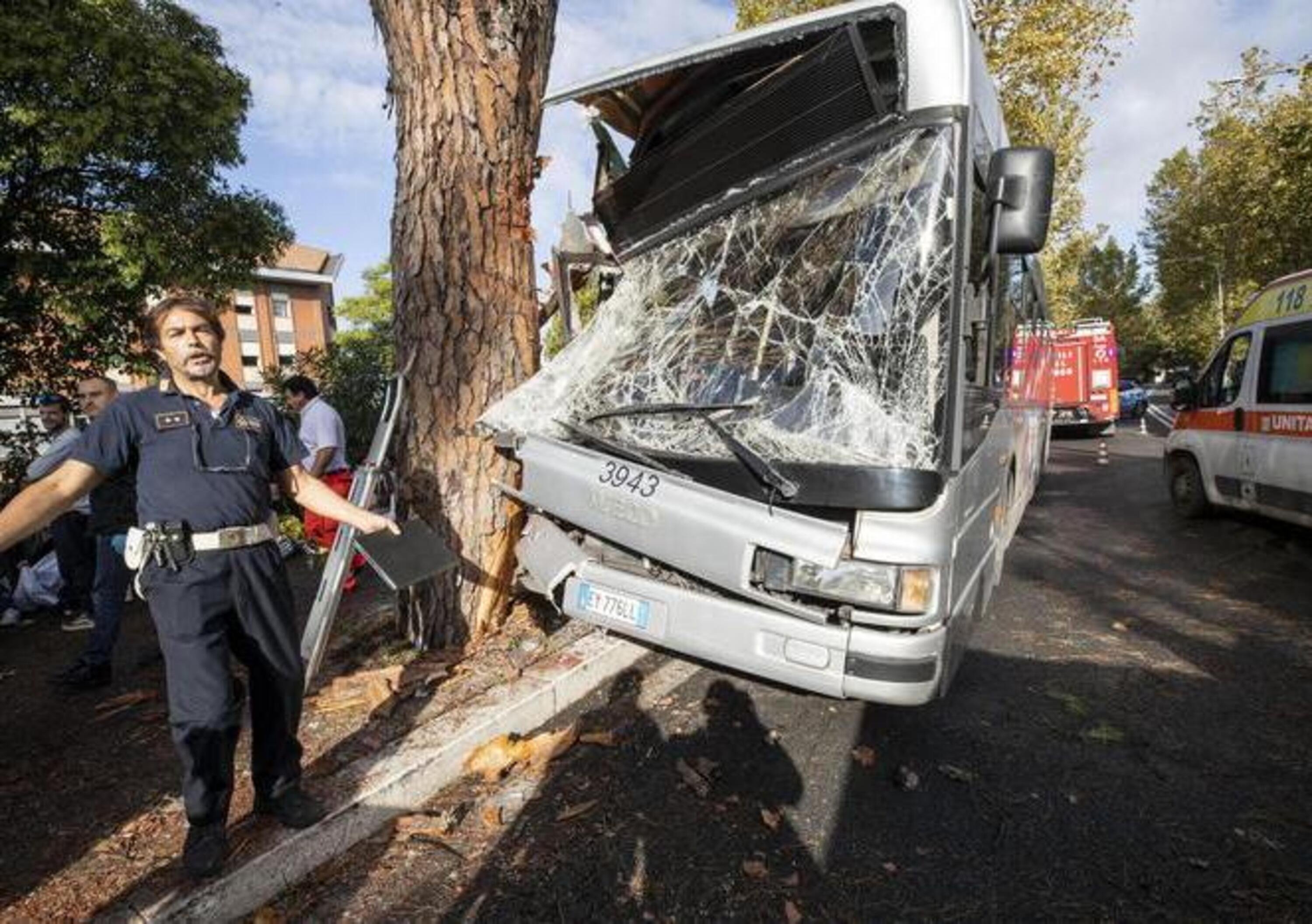 Roma, bus contro albero: 29 feriti, di cui 9 gravi