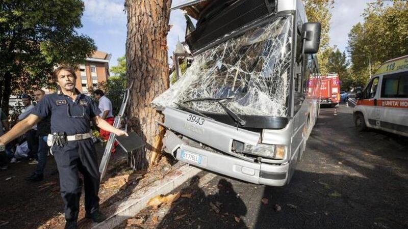 Roma, bus contro albero: 29 feriti, di cui 9 gravi