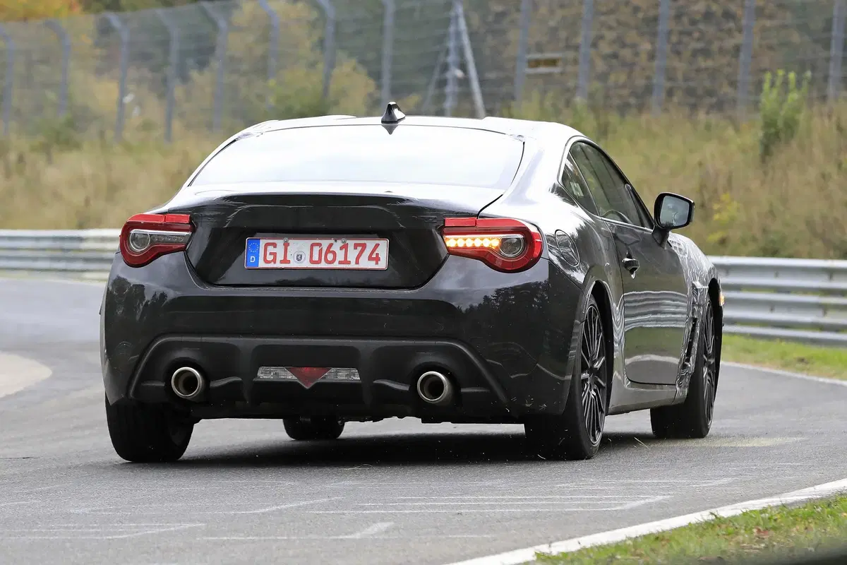 Subaru BRZ: aggiornamenti in arrivo [Foto spia] (2)