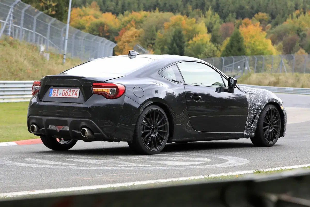 Subaru BRZ: aggiornamenti in arrivo [Foto spia] (5)