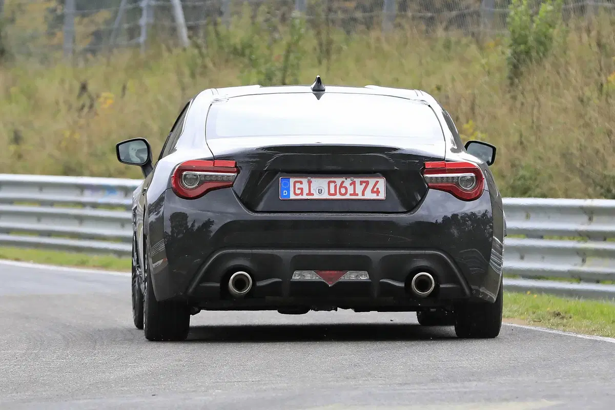 Subaru BRZ: aggiornamenti in arrivo [Foto spia] (6)