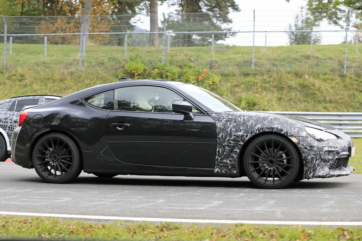 Subaru BRZ: aggiornamenti in arrivo [Foto spia] (7)