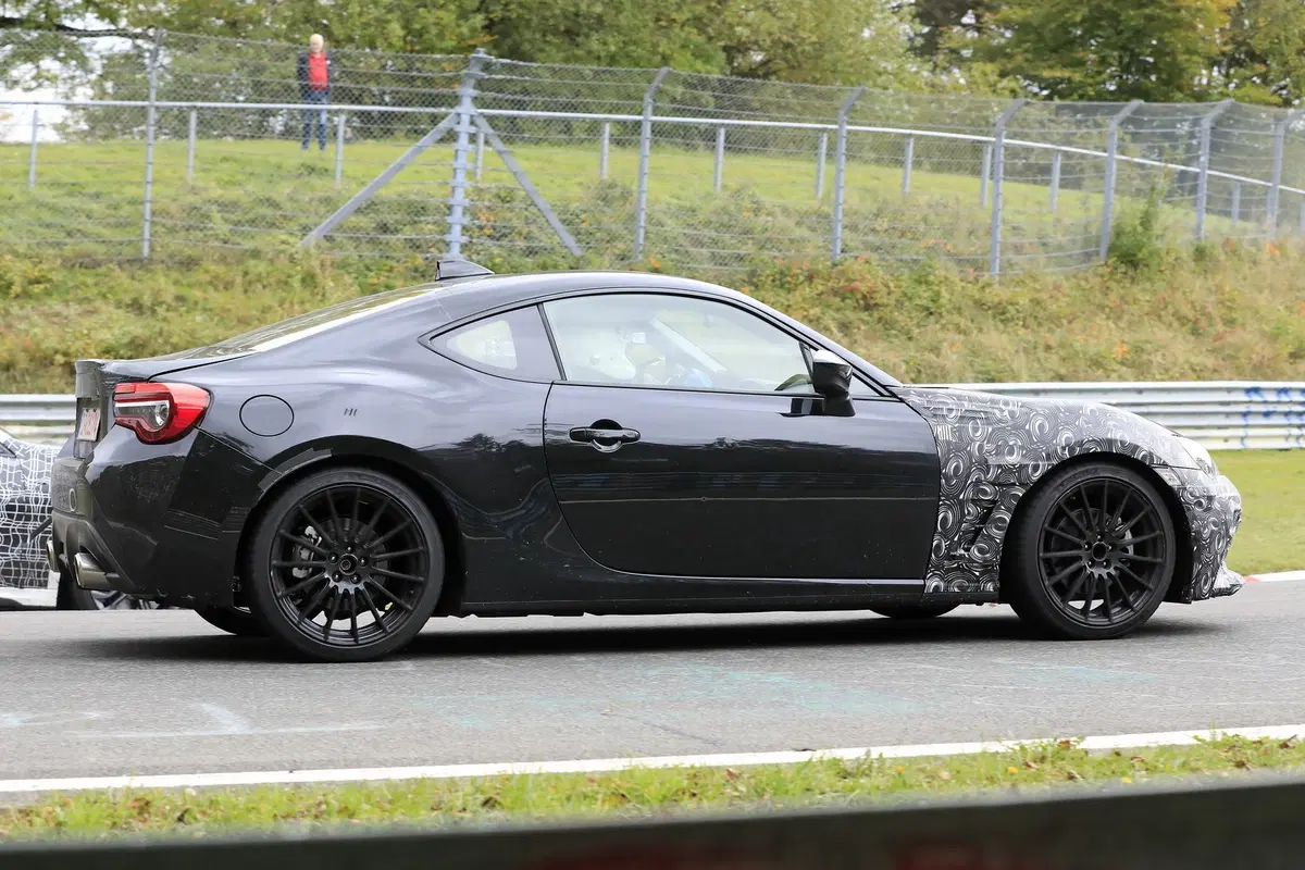 Subaru BRZ: aggiornamenti in arrivo [Foto spia] (9)
