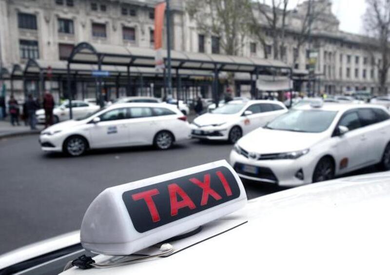 Taxi, a Milano arriva la doppia guida per familiari