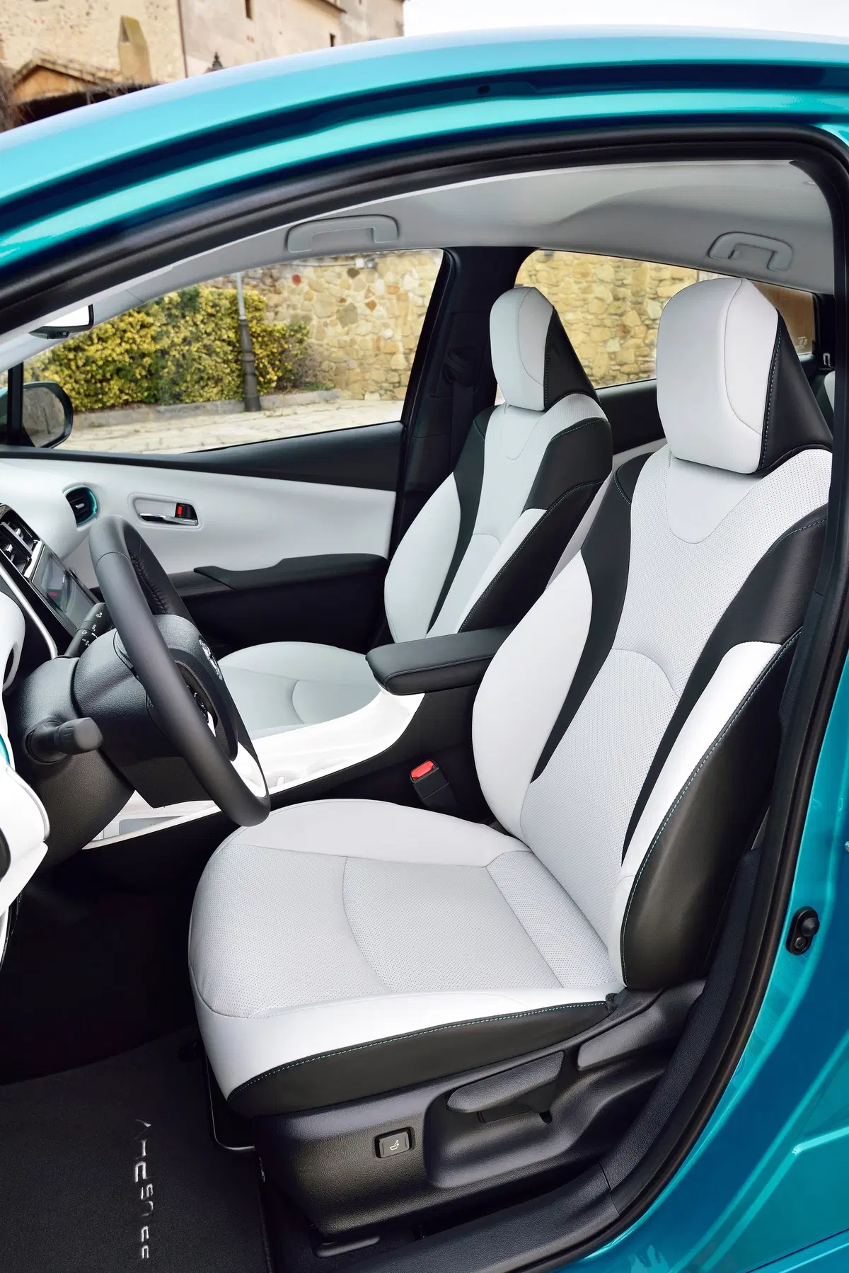 Toyota Prius Plug-in (2017-23) (11)