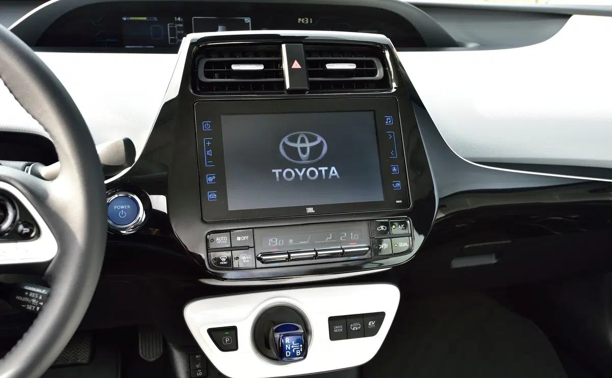 Toyota Prius Plug-in (2017-23) (18)