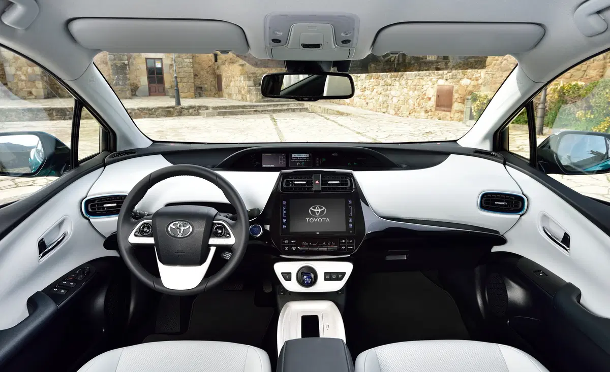 Toyota Prius Plug-in (2017-23) (8)
