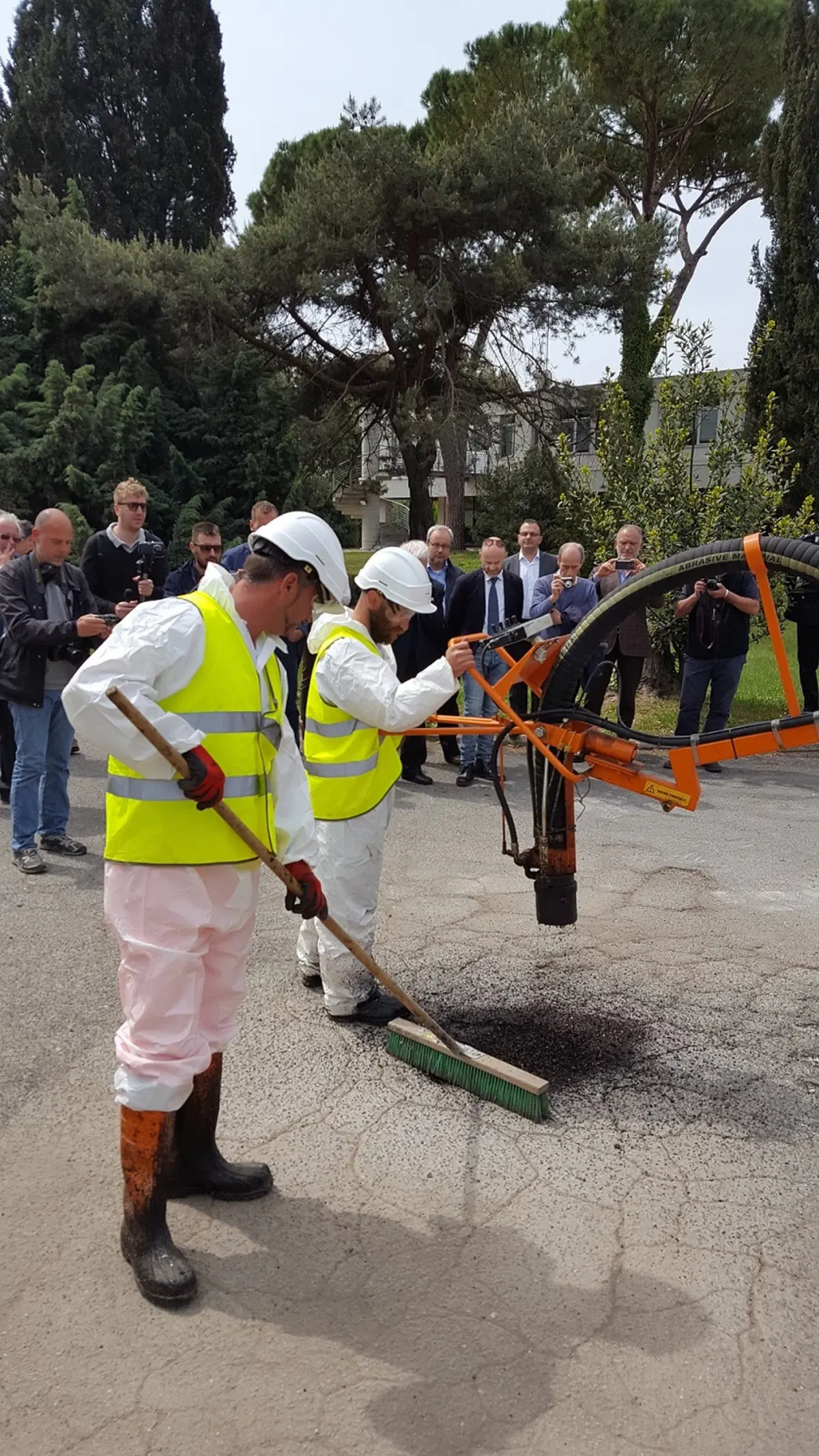 Emergenza strade: una macchina per tappare le buche