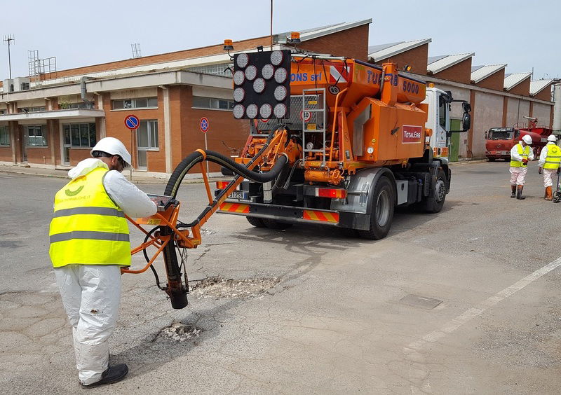 Emergenza strade: una macchina per tappare le buche