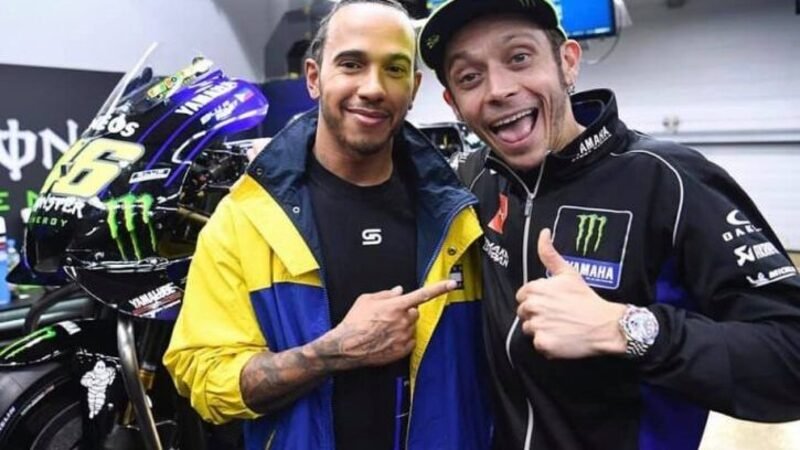 Valentino Rossi sulla Mercedes di Hamilton. E Lewis sulla Yamaha M1. In arrivo la sfida tra &ldquo;big&rdquo;