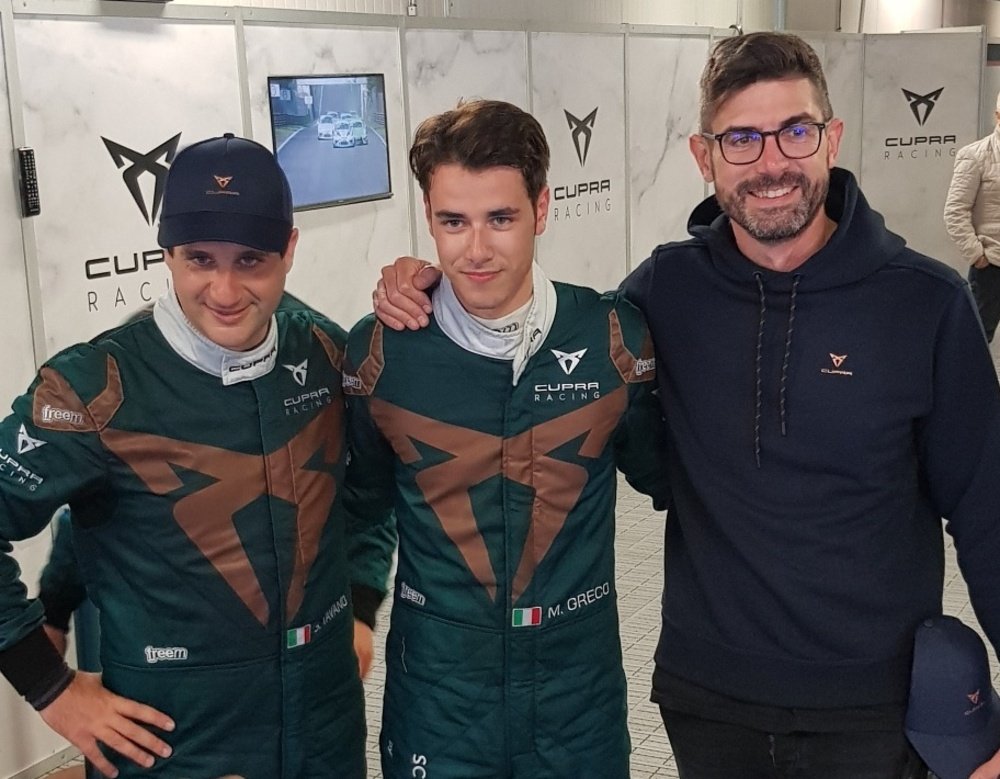 I campioni TCR 2019 e il direttore Cupra Italia Pierantonio Vianello