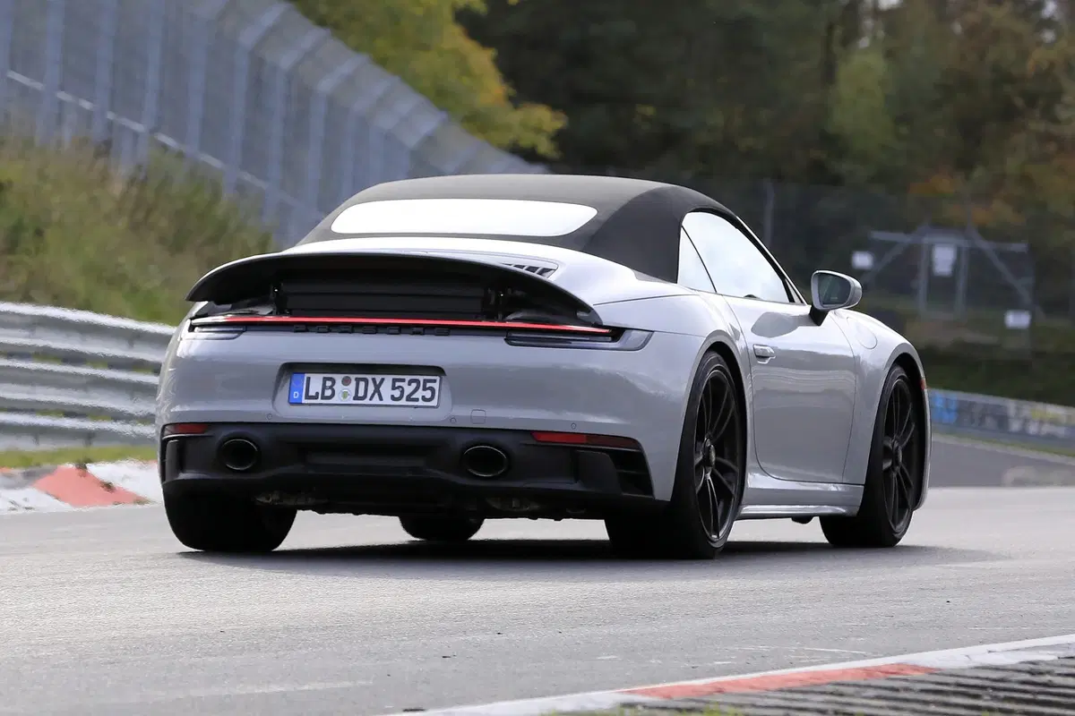 Porsche 911 GTS Cabrio: eccola al Ring [Foto spia] (2)