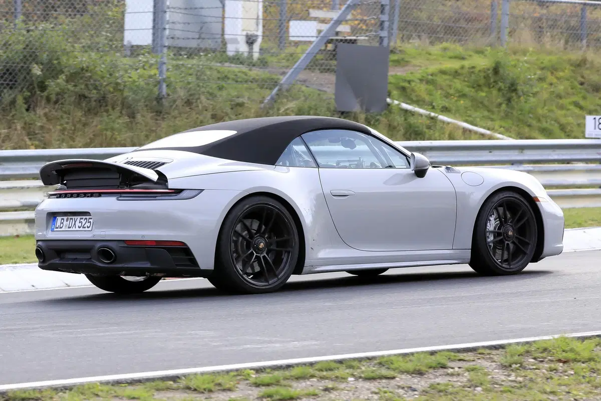 Porsche 911 GTS Cabrio: eccola al Ring [Foto spia] (8)