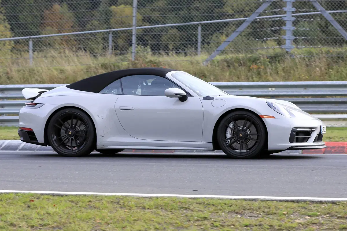 Porsche 911 GTS Cabrio: eccola al Ring [Foto spia] (3)