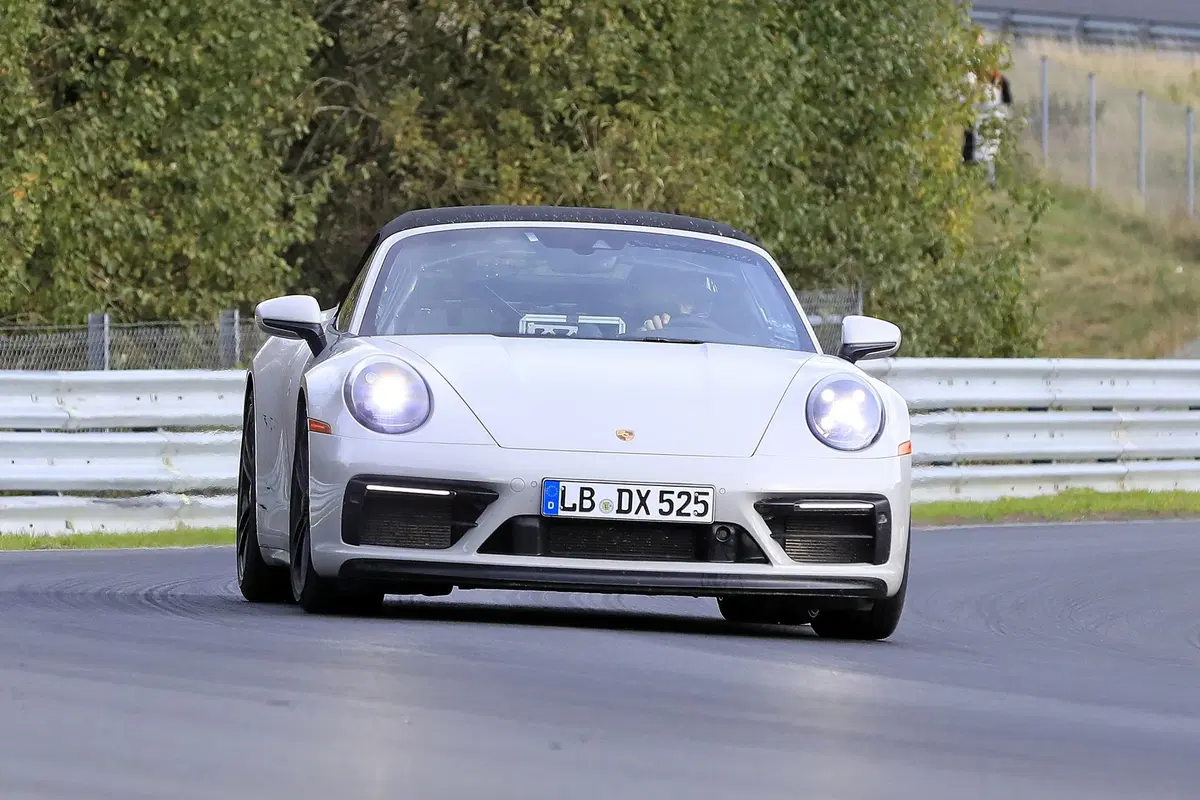Porsche 911 GTS Cabrio: eccola al Ring [Foto spia] (4)