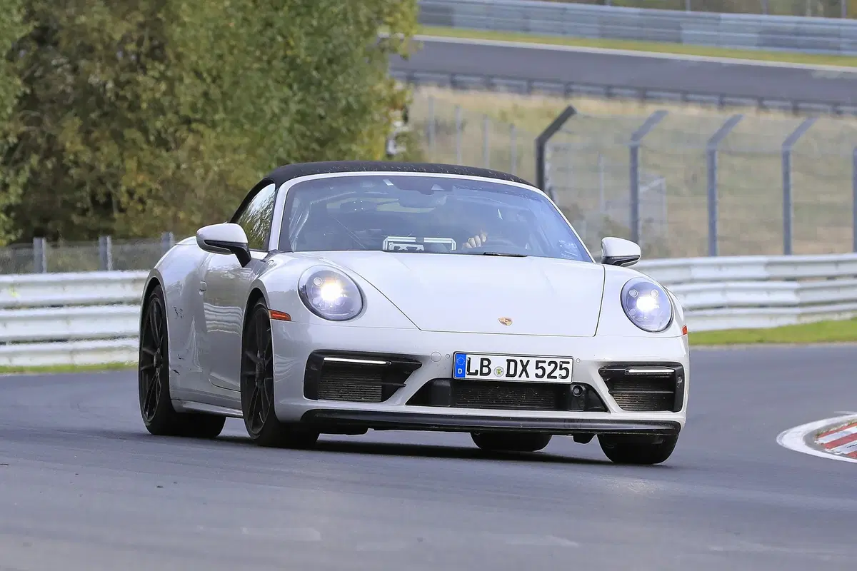 Porsche 911 GTS Cabrio: eccola al Ring [Foto spia] (7)