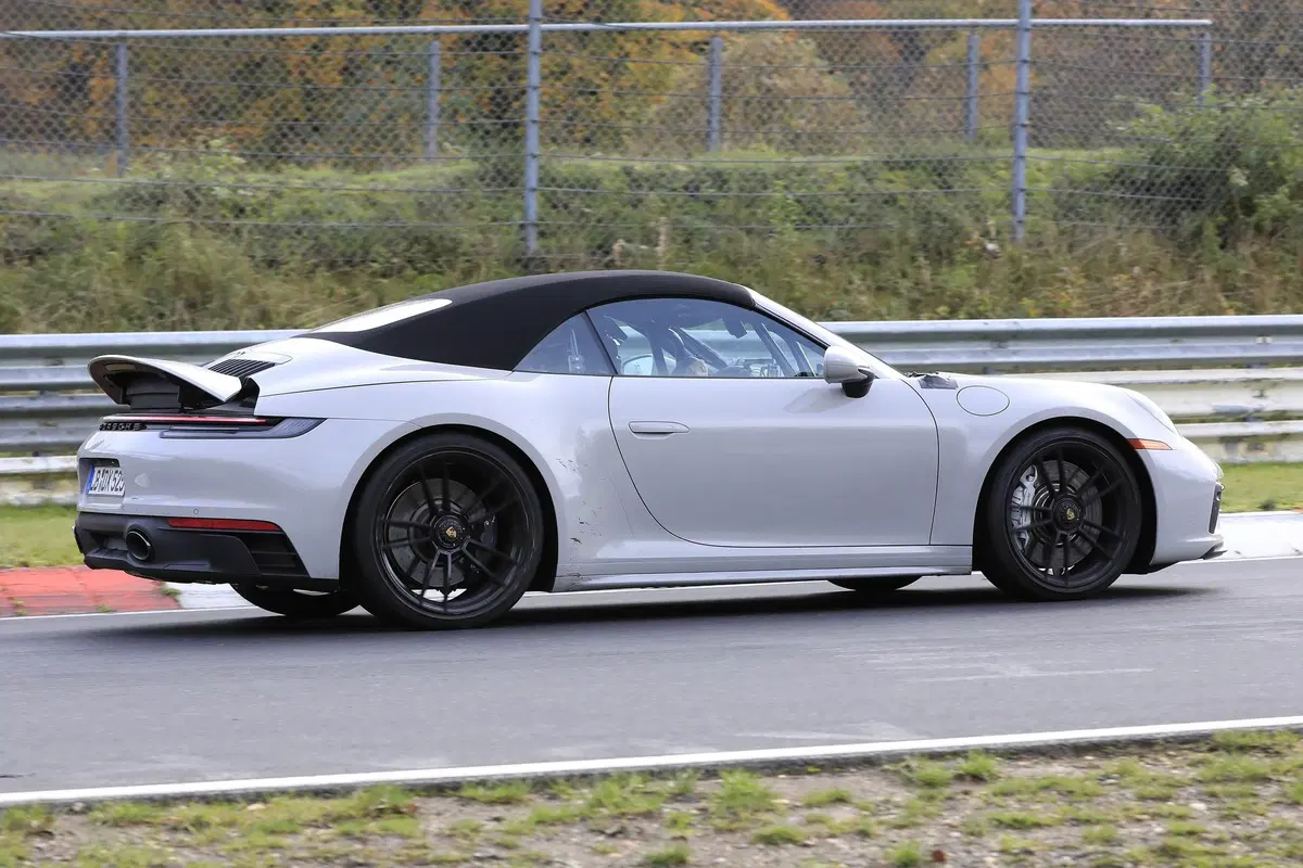 Porsche 911 GTS Cabrio: eccola al Ring [Foto spia] (6)