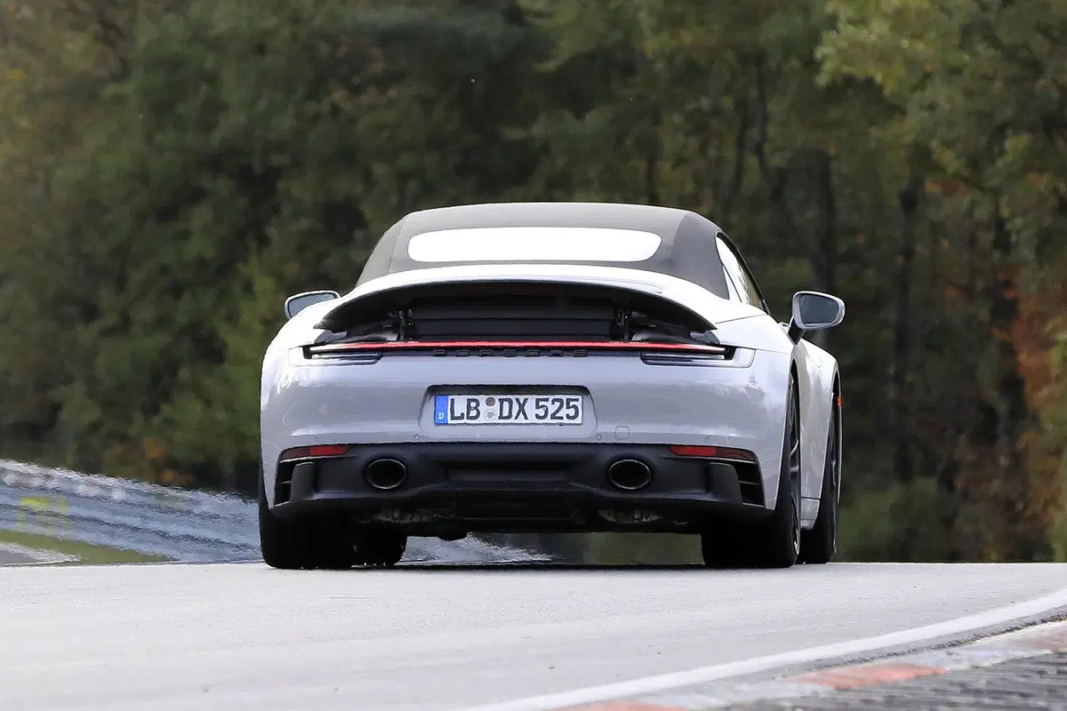 Porsche 911 GTS Cabrio: eccola al Ring [Foto spia] (5)