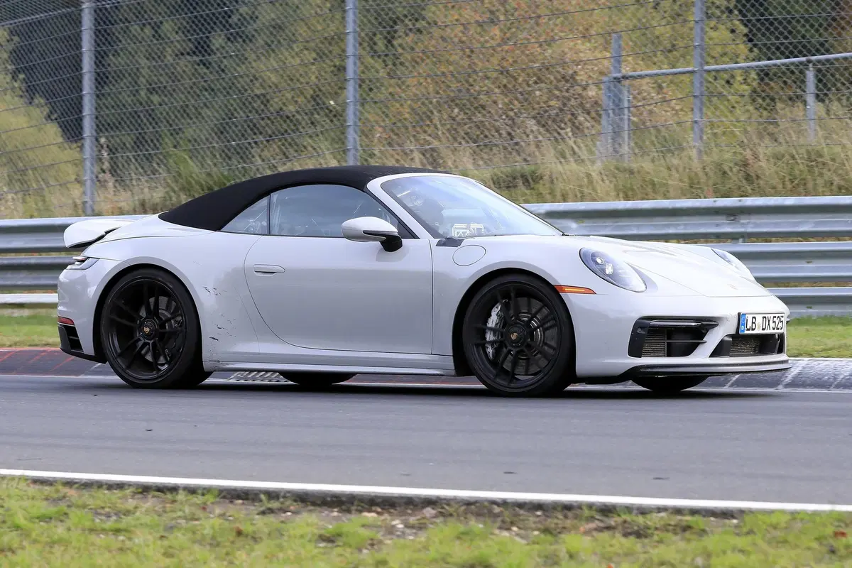 Porsche 911 GTS Cabrio: eccola al Ring [Foto spia] (9)