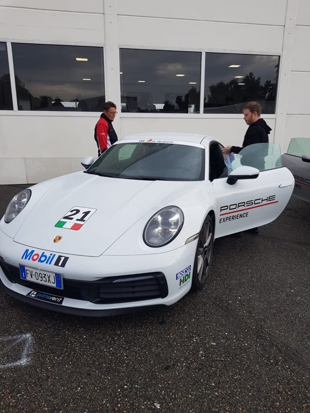Niko Pasolini, vincitore della Porsche Esport Carrera Cup Italia cat. Silver, si appresta a scendere in pista a bordo di una Carrera 4S