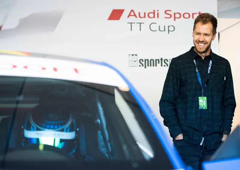 2017: Sebastian Vettel osserva contento il fratello al debutto nell'Audi TT Cup