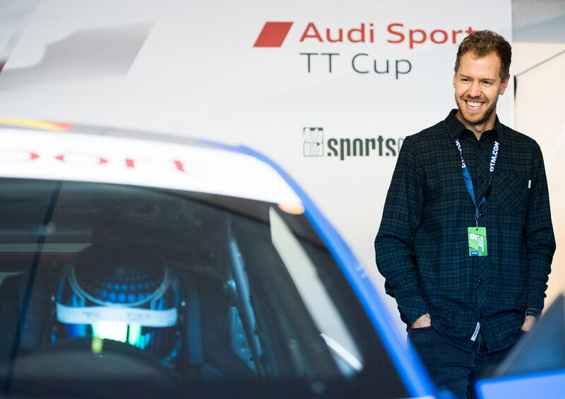 2017: Sebastian Vettel osserva contento il fratello al debutto nell&#039;Audi TT Cup