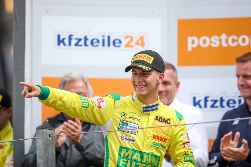 Fabian Vettel soddisfatto sul podio del campionato ADAC GT Masters al quale &egrave; approdato nel 2019