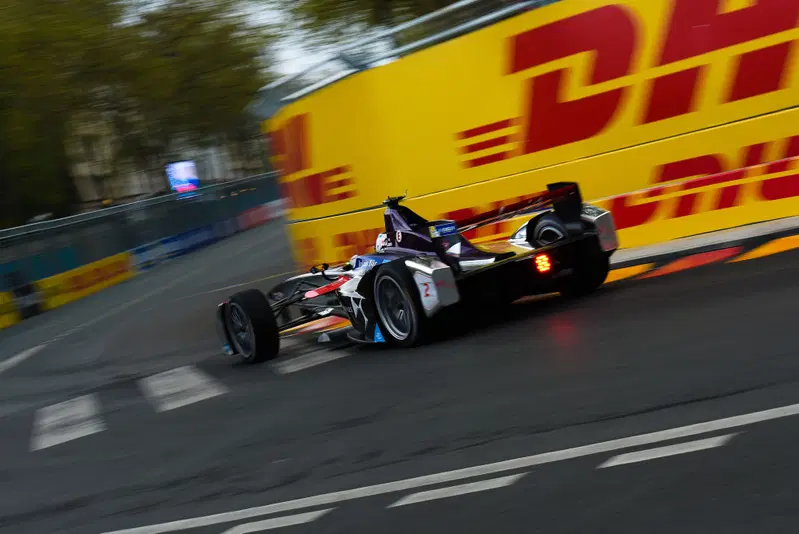 Una vettura di Formula E in azione nell'e-prix corso sulle strade di Parigi
