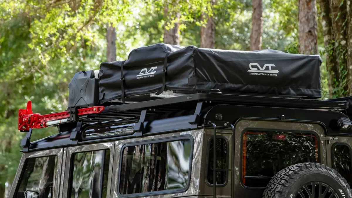 Land Rover Defender 110 Invictus: motore Corvette da 430 CV e tenda da campeggio (4)