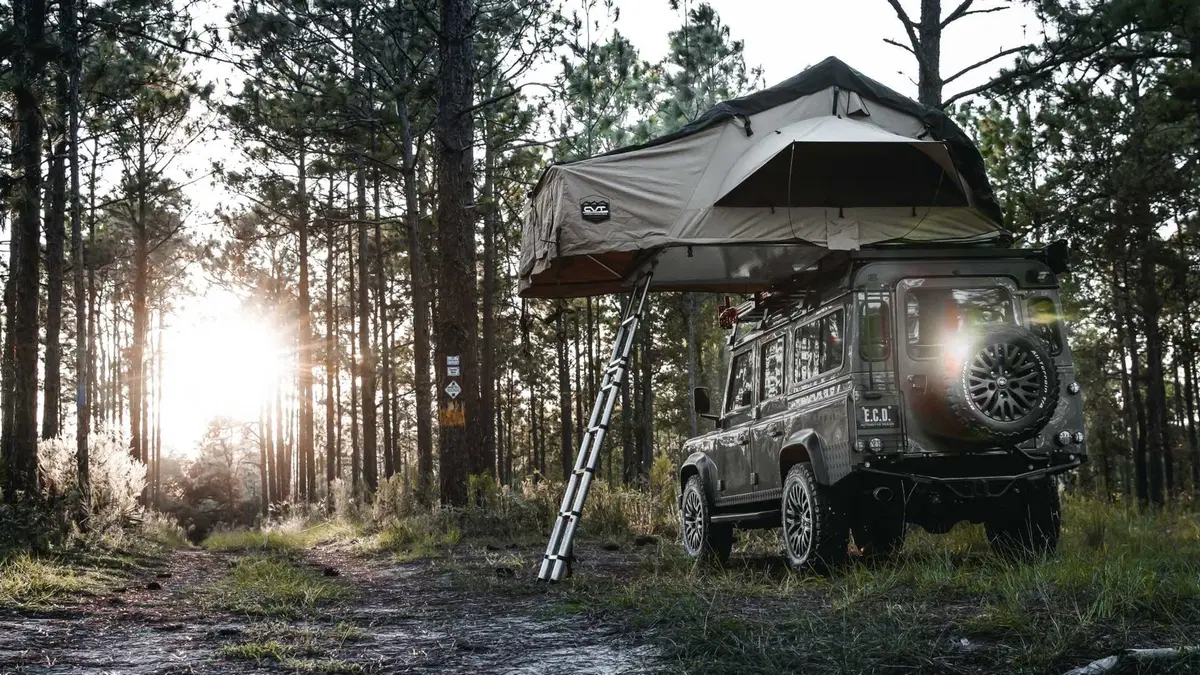 Land Rover Defender 110 Invictus: motore Corvette da 430 CV e tenda da campeggio (5)