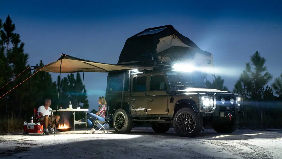 Land Rover Defender 110 Invictus: motore Corvette da 430 CV e tenda da campeggio (6)