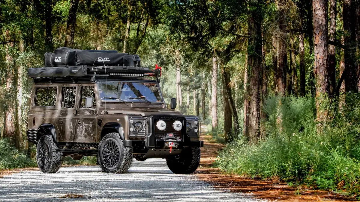 Land Rover Defender 110 Invictus: motore Corvette da 430 CV e tenda da campeggio (2)
