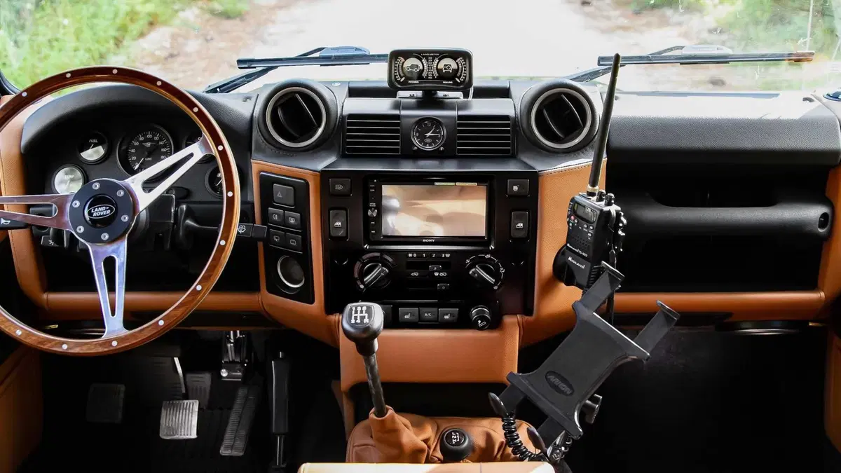 Land Rover Defender 110 Invictus: motore Corvette da 430 CV e tenda da campeggio (7)