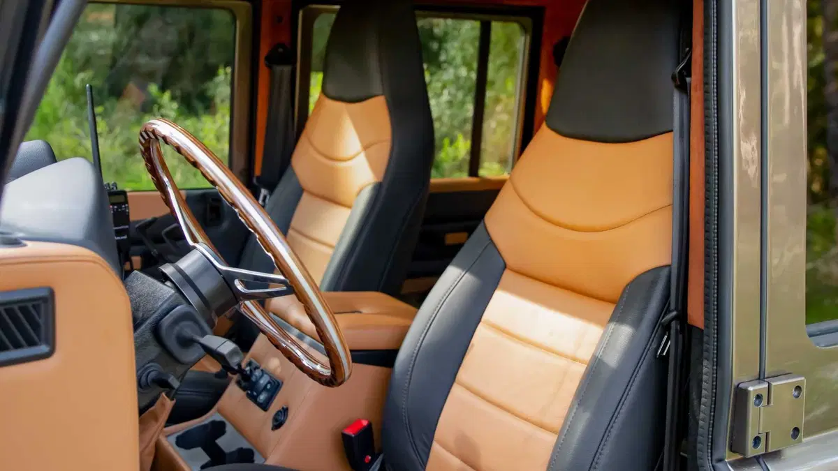 Land Rover Defender 110 Invictus: motore Corvette da 430 CV e tenda da campeggio (8)