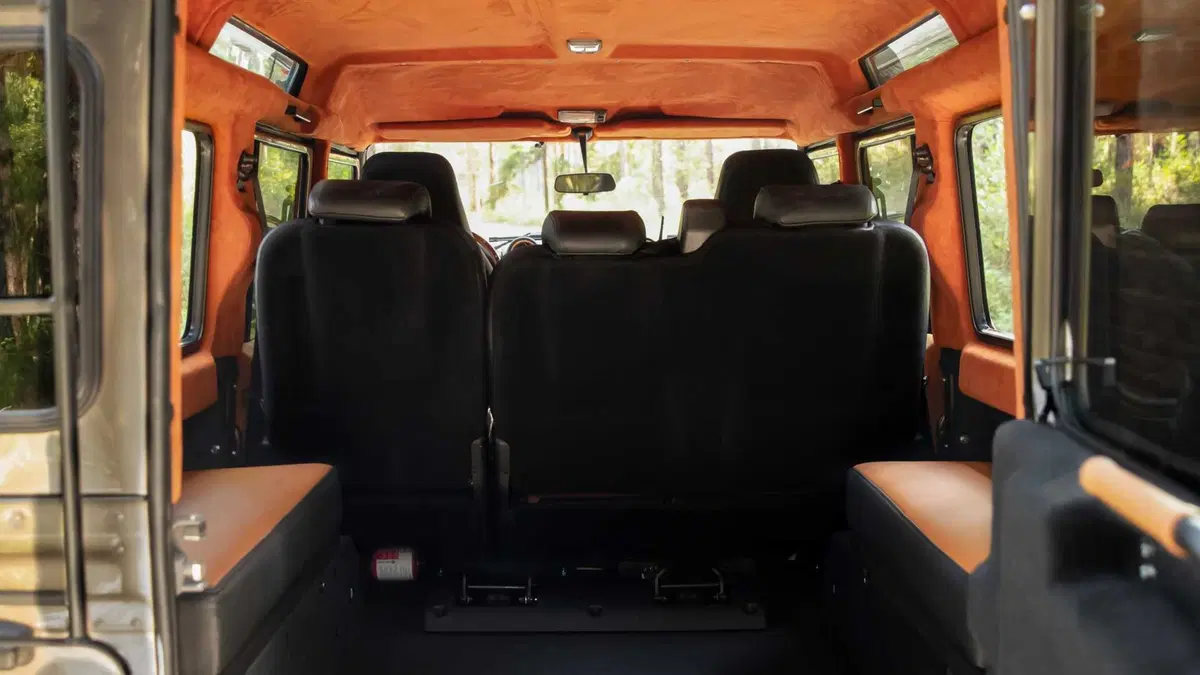 Land Rover Defender 110 Invictus: motore Corvette da 430 CV e tenda da campeggio (9)