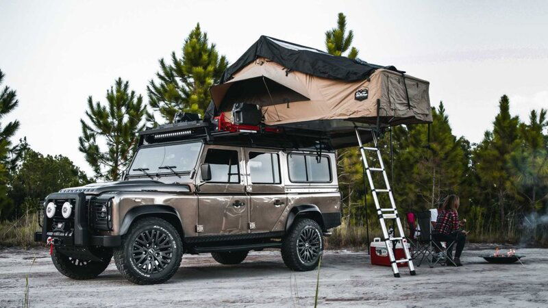 Land Rover Defender 110 Invictus: motore Corvette da 430 CV e tenda da campeggio