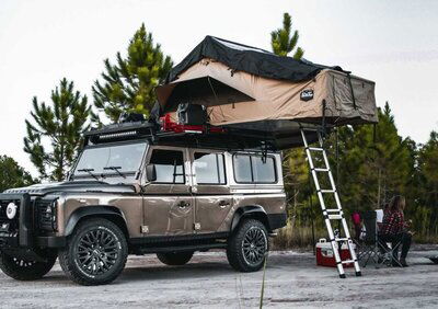 Land Rover Defender 110 Invictus: motore Corvette da 430 CV e tenda da campeggio