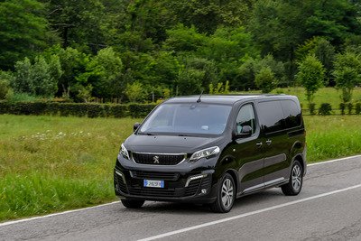 Peugeot Traveller: il cambio EAT8 ora anche sul diesel 120 CV