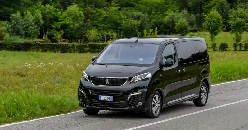 Peugeot Traveller: il cambio EAT8 ora anche sul diesel 120 CV