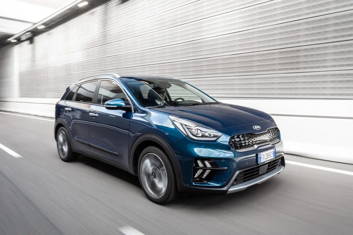 L'auto ibrida che incuriosisce Robert De Niro? Crossover Kia Niro 2019 [Video & Gallery] (2)